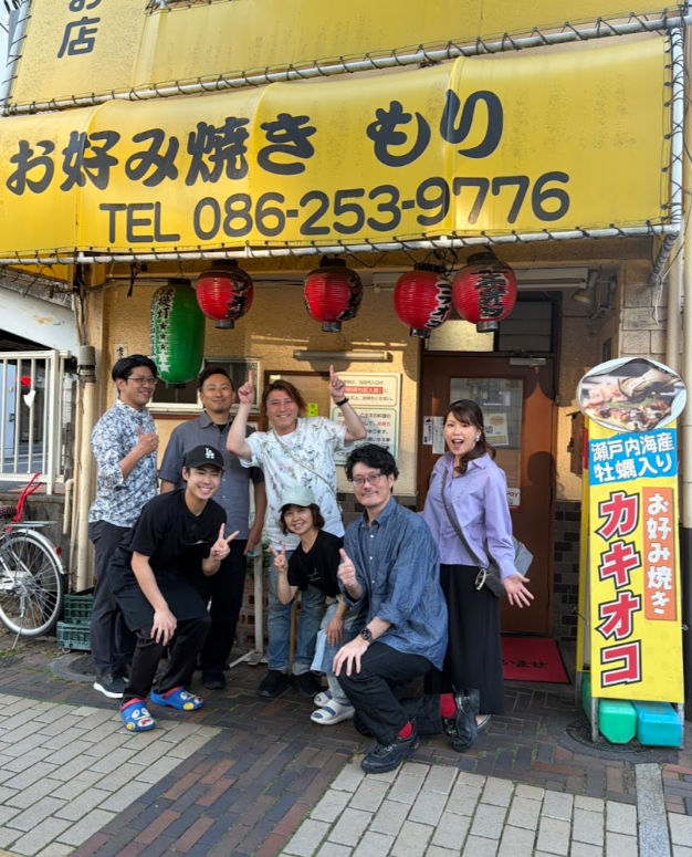 okonomiyakimori's tweet photo. アカペラグループ「clearance♪」さんが5人全員でお越しくださいました。
5人が揃う機会はなかなかないと伺って、そのタイミングでうちを選んでもらえたことが純粋にうれしかったです。サイン色紙も飾らせていただきます！
#クリアランス　#clearance　#カキオコ #奉還町グルメ #岡山名物 #okonomiyaki #okonomiyakimori