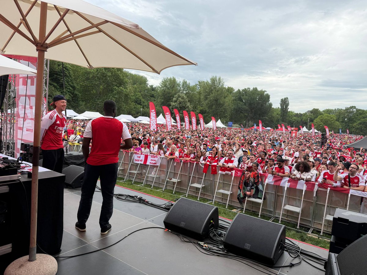 CiZapping's tweet photo. 🔥🇨🇮 Emmanuel Eboué retrouve Arsenal et reçoit un accueil émouvant de la part des supporters lors de la finale de Ligue des champions à Budapest 🇭🇺Un bel hommage rendu à l’un des anciens « Invincibles » ❤️⚽#Eboue #Arsenal #UCL https://t.co/MsjLacYZ1v