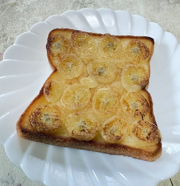 P7Wox's tweet photo. 外は台風なのでおやつにバナナバターパンを作った🍌🍞
ギャル曽根ちゃんのレシピ🎀
バナナ焼くとやわらかくなり、より甘くなっておいしいね😍
簡単だし😊リピ❣️
ヘルパーさん達もうま！うまと😋☺️ https://t.co/BW4NZei6EA