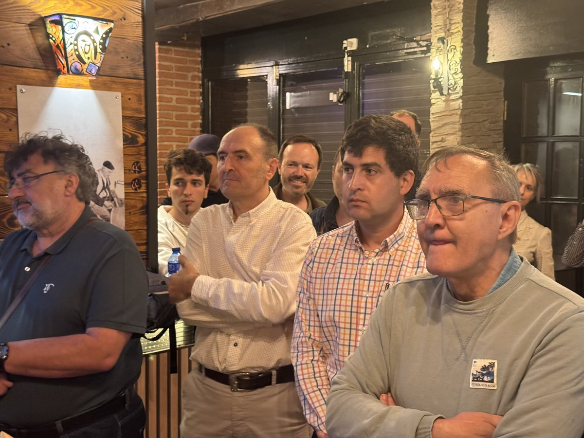 VoxNavarra's tweet photo. 📸 Agradecidos por el apoyo recibido de nuestra diputada nacional y vicesecretaria de Organización Territorial, @RuizSolas, ayer en Pamplona.

Seguimos creciendo en afiliados y simpatizantes, llegando cada vez a más municipios de nuestra tierra 💪🇪🇸 https://t.co/Dd9OcT1sMA