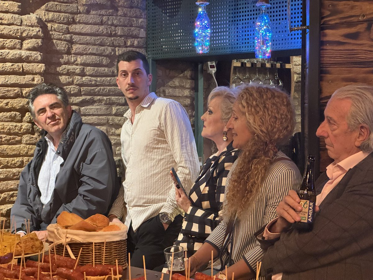VoxNavarra's tweet photo. 📸 Agradecidos por el apoyo recibido de nuestra diputada nacional y vicesecretaria de Organización Territorial, @RuizSolas, ayer en Pamplona.

Seguimos creciendo en afiliados y simpatizantes, llegando cada vez a más municipios de nuestra tierra 💪🇪🇸 https://t.co/Dd9OcT1sMA