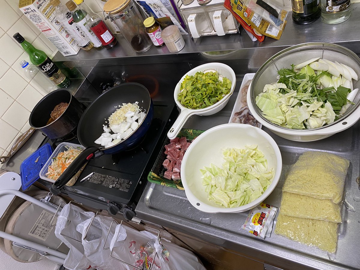 kenjitonsho's tweet photo. ここまでやってから風呂♨️

チャーシュー
ナムル
エビとイカの中華炒め
焼きそば

台風で現場は中止
そういう日はひたすら料理
チャーシュー作っておくと便利
焼きそばは子供達用

7/12(日) 下北沢"ろくでもない夜"
アハガリでライブするから来て
↓以下詳細↓ https://t.co/aCiBzxfKZb