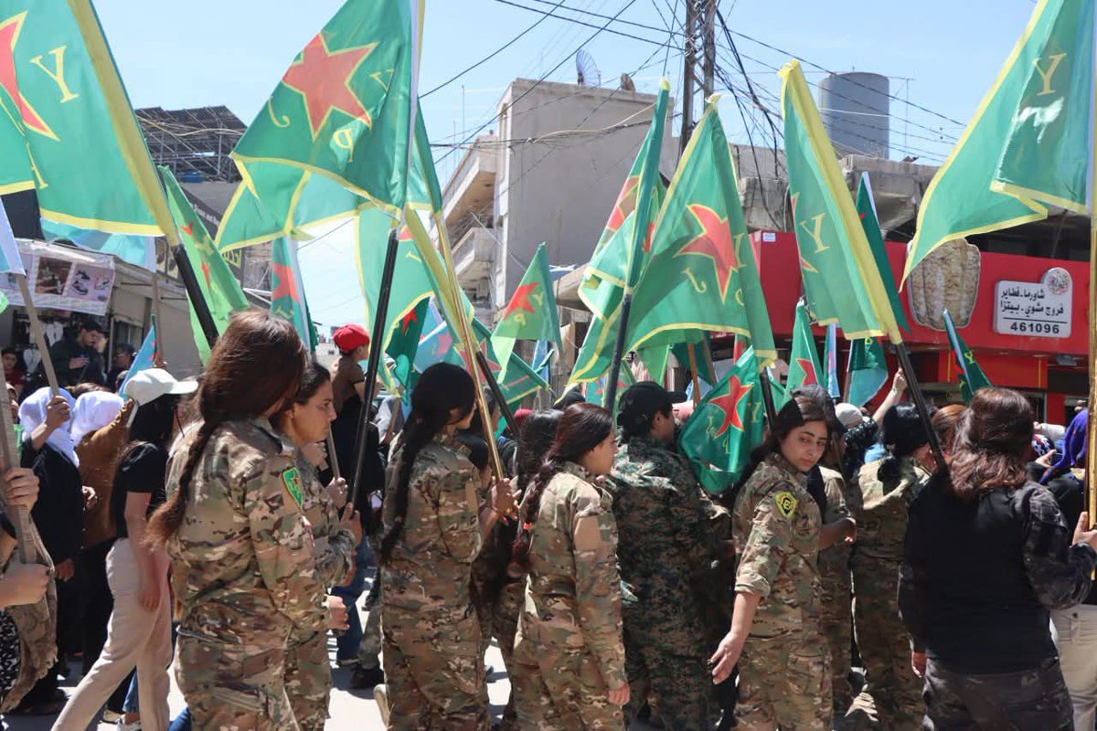 Rwjdar99's tweet photo. Li Qamişloyê gel ji bo YPJ‘ê dimeşe.

Li bajarê Qamişloyê bi pêşengiya jinan û jinên ciwan meşeke girseyî ji bo piştgiriya YPJ‘ê û qebûlkirina statuya wê meşeke tê lidarxistin.

#YPJ #YPG #DefendRojava https://t.co/xxcS0CnNDe