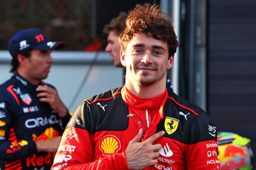 FormulaTurkiye's tweet photo. ❤️ YAŞAYAN EN BÜYÜK TİFOSİ!

Charles Leclerc'in Ferrari ile sözleşmesi normal şartlar altında 2029'da sona erecekti.

Fakat son dönemdeki ayrılık iddialarından rahatsız olan Monakolu pilot, 2030'lara kadar geçerli yeni bir sözleşme imzalayarak bu iddialara son noktayı koydu. https://t.co/tljG28xDjR