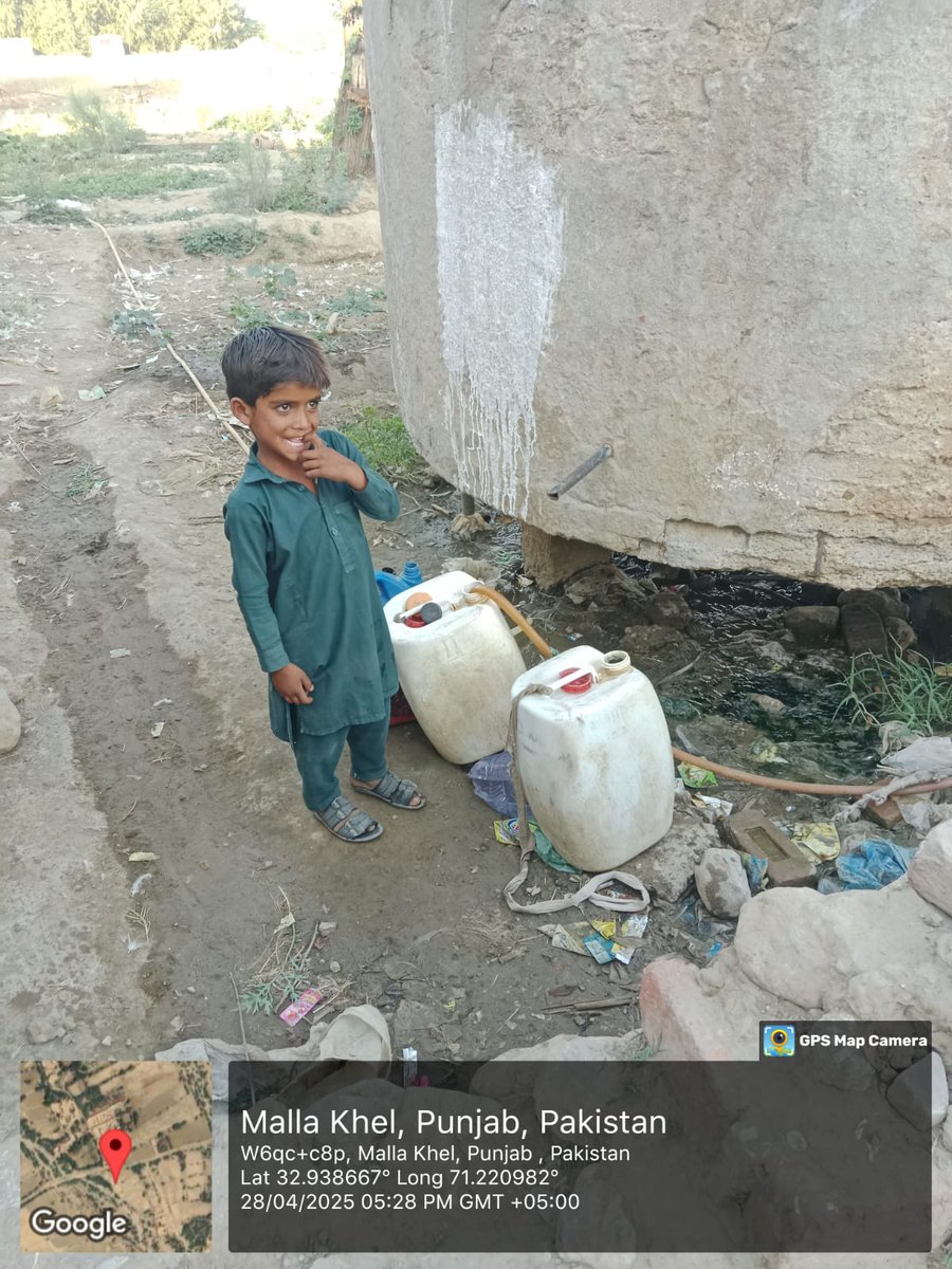 SalmanKNiazi1's tweet photo. جب سیاست پانی چھین لے:                              پی ٹی آئی کے دور میں شروع ہونے والا چاپری (میانوالی) ڈیم واٹر سپلائی منصوبہ کیوں رکا ہوا ہے جبکہ 143,000 افراد مسلسل مشکلات کا.  شکار ہیں
تحصیل عیسیٰ خیل، ضلع میانوالی کے خطۂ خٹک کے عوام کئی نسلوں سے پینے کے صاف پانی کے شدید اور مسلسل بحران کا سامنا کر رہے ہیں۔ خطۂ خٹک کے مرکزی علاقے یونین کونسل تبی سر، ٹولہ بنگی خیل، چاپری، کوٹ چندانہ، سلطان خیل اور ونجاری پر مشتمل ہیں۔ تاہم اس بحران سے متاثر ہونے والا اور چاپری ڈیم واٹر سپلائی منصوبے سے مستفید ہونے والا وسیع علاقہ 87 دیہات اور 8 یونین کونسلوں پر مشتمل ہے، جہاں تقریباً 143,752 افراد آباد ہیں۔
کئی دہائیوں سے کیے جانے والے وعدوں، سرویز، اعلانات اور سرکاری سطح پر مسئلے کے اعتراف کے باوجود ہزاروں خاندان آج بھی صاف اور محفوظ پینے کے پانی تک قابلِ اعتماد رسائی سے محروم ہیں۔ بہت سے دیہات میں لوگ اب بھی بارش کے ٹھہرے ہوئے پانی کے تالابوں اور قدرتی گڑھوں پر انحصار کرتے ہیں، جنہیں اکثر انسان اور مویشی مشترکہ طور پر استعمال کرتے ہیں۔ خواتین، بچے اور بزرگ شہری اپنے گھروں کے لیے پانی حاصل کرنے کی خاطر شدید موسمی حالات میں طویل فاصلے طے کرنے پر مجبور ہوتے ہیں۔ متعدد مقامات پر یہی آلودہ تالاب انسانوں اور جانوروں دونوں کے لیے پانی کا واحد ذریعہ ہیں۔
صورتحال اس وجہ سے مزید سنگین ہو جاتی ہے کہ زیرِ زمین پانی تقریباً 800 فٹ کی گہرائی میں موجود ہے اور اکثر نقصان دہ معدنی ذخائر کی وجہ سے آلودہ ہوتا ہے، جس کے باعث وہ انسانی استعمال کے لیے موزوں نہیں رہتا۔ بے شمار خاندانوں کے لیے صاف پانی تک رسائی ایک بنیادی حق کے بجائے روزانہ کی جدوجہد بنی ہوئی ہے۔ جو سہولت کسی بھی جدید معاشرے میں آسانی سے دستیاب ہونی چاہیے، وہ یہاں مسلسل مشکلات، پریشانی اور تکلیف کا باعث بن چکی ہے۔
اس محرومی کے اثرات محض روزمرہ کی دشواری تک محدود نہیں ہیں۔ غیر محفوظ پانی کے ذرائع پوری آبادی کو آبی بیماریوں اور صحت کے سنگین مسائل سے دوچار کرتے ہیں، انسانی وقار کو مجروح کرتے ہیں اور پہلے سے مشکلات کا شکار خاندانوں پر مزید بوجھ ڈال دیتے ہیں۔ بچے ایسے ماحول میں پروان چڑھتے ہیں جہاں صاف پانی تک رسائی کو یقینی نہیں سمجھا جا سکتا، جبکہ خواتین اپنے خاندانوں کے لیے پانی کے حصول کا غیر متناسب بوجھ اٹھاتی ہیں۔ ایک ایسے ملک میں جہاں صاف اور محفوظ پینے کے پانی تک رسائی کی ضمانت ہونی چاہیے، ہزاروں شہری آج بھی ایسے حالات میں زندگی گزارنے پر مجبور ہیں جنہیں کسی بھی آبادی پر مسلط نہیں کیا جانا چاہیے۔
اس طویل المدتی انسانی بحران کی سنگینی کو محسوس کرتے ہوئے، سابق وزیرِ اعظم عمران خان کی قیادت میں پاکستان تحریکِ انصاف (پی ٹی آئی) کی حکومت نے 2020 میں چاپری ڈیم واٹر سپلائی منصوبہ شروع کیا تاکہ خطۂ خٹک اور اس سے ملحقہ علاقوں میں پانی کی شدید قلت کا مستقل اور جامع حل فراہم کیا جا سکے۔ اس منصوبے کا مقصد آبی ذخائر، فلٹریشن سہولیات، ٹرانسمیشن لائنوں اور گریویٹی سسٹم اور سولر پاورڈ پمپنگ اسٹیشنز پر مشتمل وسیع تقسیمی نیٹ ورک کے ذریعے 143,000 سے زائد افراد کو صاف اور محفوظ پینے کا پانی فراہم کرنا تھا۔
عیسیٰ خیل کے عوام کے لیے یہ محض ایک ترقیاتی منصوبہ نہیں تھا۔ یہ امید، وقار اور نسلوں سے جاری بحران کے خاتمے کی نوید تھا۔ یہ خطے کو درپیش سب سے اہم انسانی مسائل میں سے ایک کے مستقل حل کے لیے پہلی سنجیدہ اور بڑے پیمانے کی سرکاری کوشش تھی۔