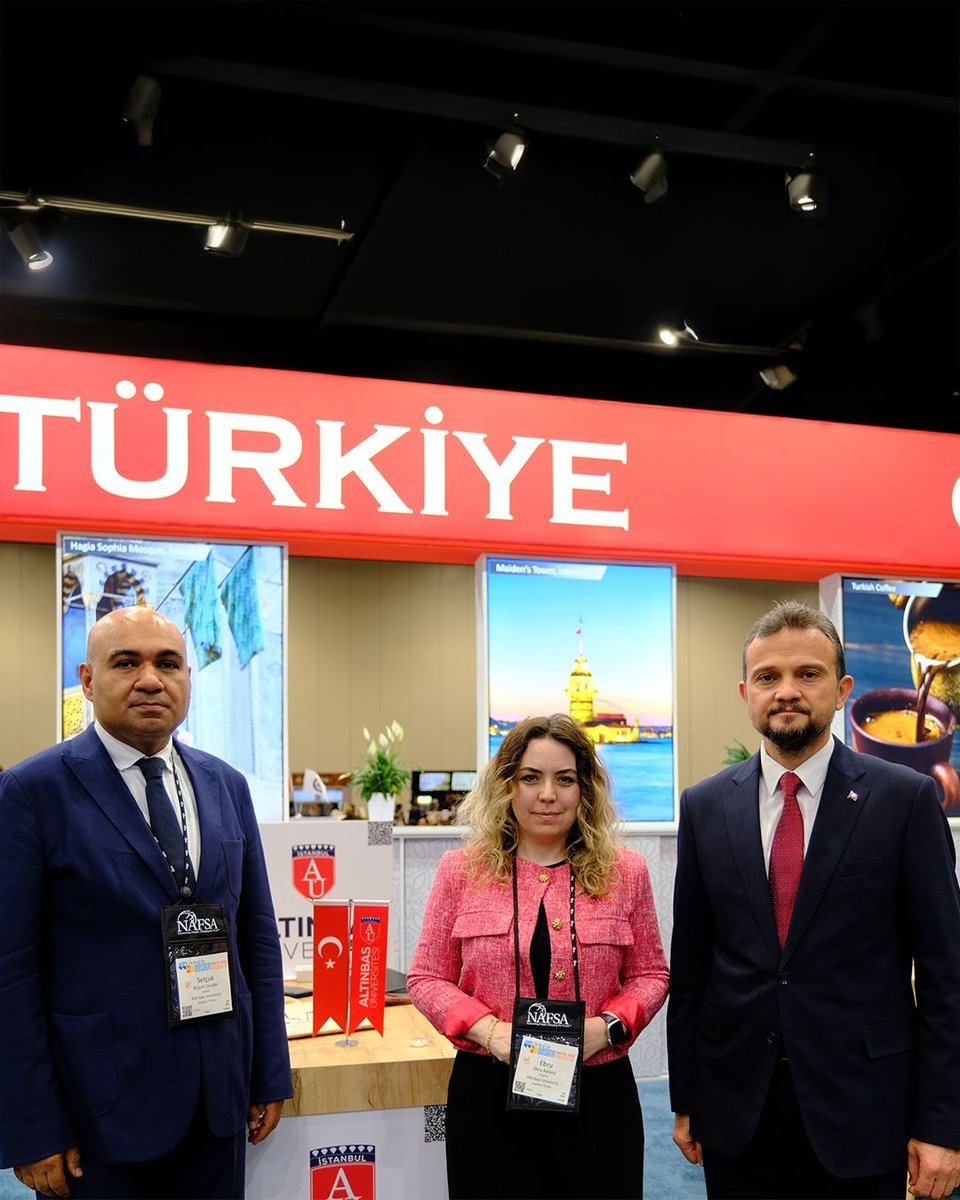 AltinbasUniv's tweet photo. Altınbaş Üniversitesi, Amerika Birleşik Devletleri'nin Orlando şehrinde düzenlenen ve dünyanın en prestijli yükseköğretim organizasyonlarından biri olan NAFSA 2026'da yerini aldı.

Genel Sekreterimiz Selçuk Uysaler ve Uluslararası İlişkiler ve İş Birliği Daire Başkanımız Ebru Aytanç, Türkiye Ulusal Ajansı koordinasyonunda oluşturulan Study in Türkiye Pavilionu'nda üniversitemizi temsil ederek uluslararası yükseköğretim kurumlarıyla önemli görüşmeler gerçekleştiriyor.

Yeni akademik ortaklıklar geliştirmek, uluslararası iş birliklerini güçlendirmek ve Altınbaş Üniversitesi'nin küresel görünürlüğünü artırmak amacıyla yürütülen bu temaslar, üniversitemizin uluslararasılaşma vizyonuna önemli katkılar sunuyor.

🌍 Daha güçlü iş birlikleri, daha geniş bir küresel ağ ve daha uluslararası bir Altınbaş için çalışmaya devam ediyoruz.