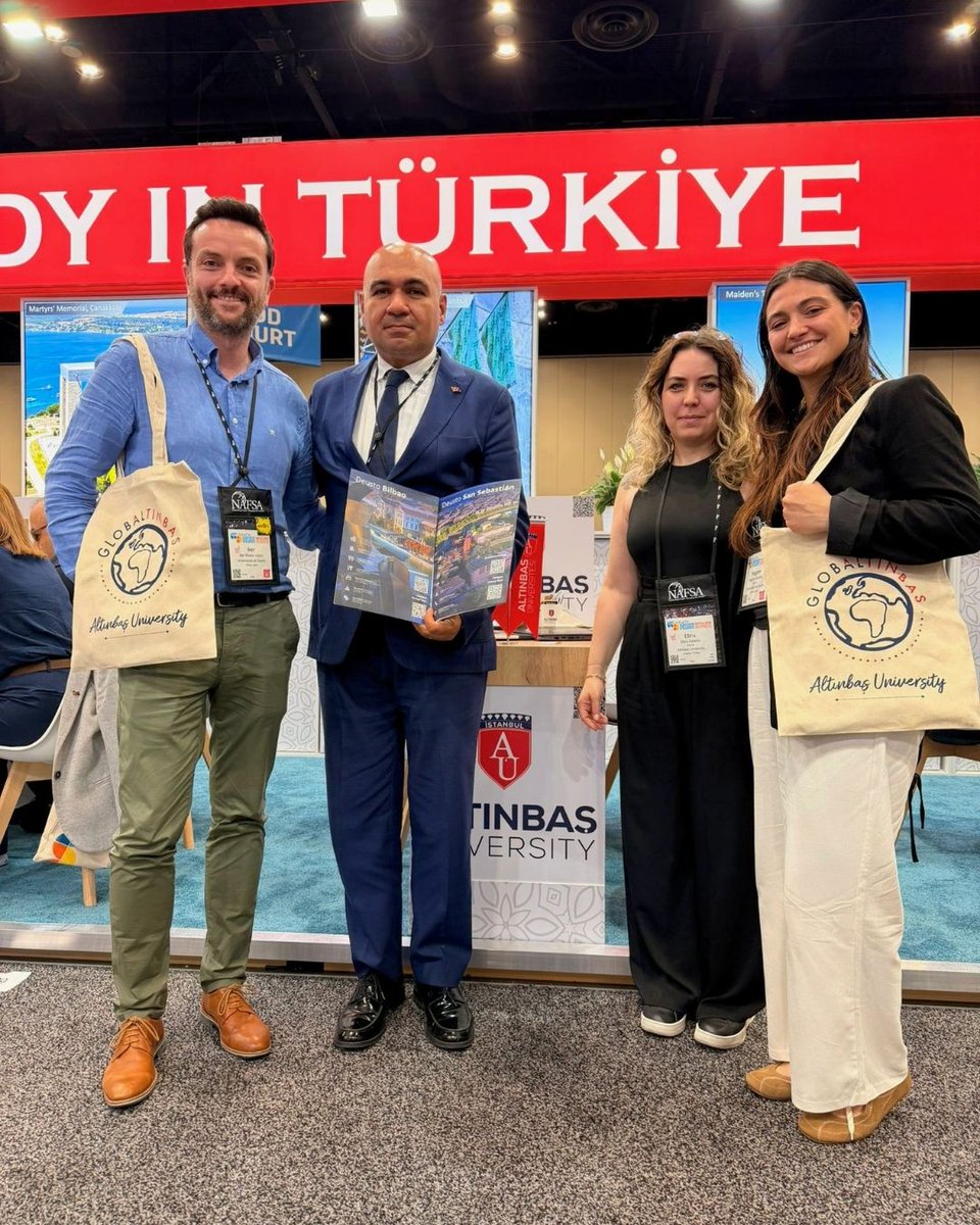 AltinbasUniv's tweet photo. Altınbaş Üniversitesi, Amerika Birleşik Devletleri'nin Orlando şehrinde düzenlenen ve dünyanın en prestijli yükseköğretim organizasyonlarından biri olan NAFSA 2026'da yerini aldı.

Genel Sekreterimiz Selçuk Uysaler ve Uluslararası İlişkiler ve İş Birliği Daire Başkanımız Ebru Aytanç, Türkiye Ulusal Ajansı koordinasyonunda oluşturulan Study in Türkiye Pavilionu'nda üniversitemizi temsil ederek uluslararası yükseköğretim kurumlarıyla önemli görüşmeler gerçekleştiriyor.

Yeni akademik ortaklıklar geliştirmek, uluslararası iş birliklerini güçlendirmek ve Altınbaş Üniversitesi'nin küresel görünürlüğünü artırmak amacıyla yürütülen bu temaslar, üniversitemizin uluslararasılaşma vizyonuna önemli katkılar sunuyor.

🌍 Daha güçlü iş birlikleri, daha geniş bir küresel ağ ve daha uluslararası bir Altınbaş için çalışmaya devam ediyoruz.