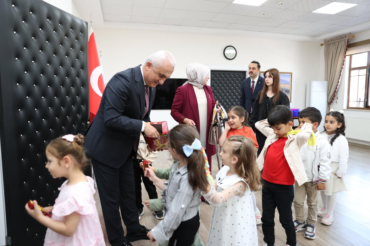 TCMusValiligi's tweet photo. İlimiz İlyas Sami İlkokulu Anasınıfı öğrencileri ve öğretmenleri, Valimiz Sayın @Valiavnicakir’ı ziyaret etti.

Minik misafirleriyle yakından ilgilenerek sohbet eden Sayın Valimiz, öğrencilerimizin seslendirdiği şarkıları dinledi. 

Ziyaret sırasında çocuklarımızın merak ettiği soruları yanıtlayan Sayın Valimiz, kendilerine Muşspor atkısı hediye edip, çikolata ikram etti.

Geleceğimizin teminatı olan yavrularımıza eğitim hayatları boyunca başarılar diliyoruz.#Muş
@tcmeb

📍Muş Valiliği