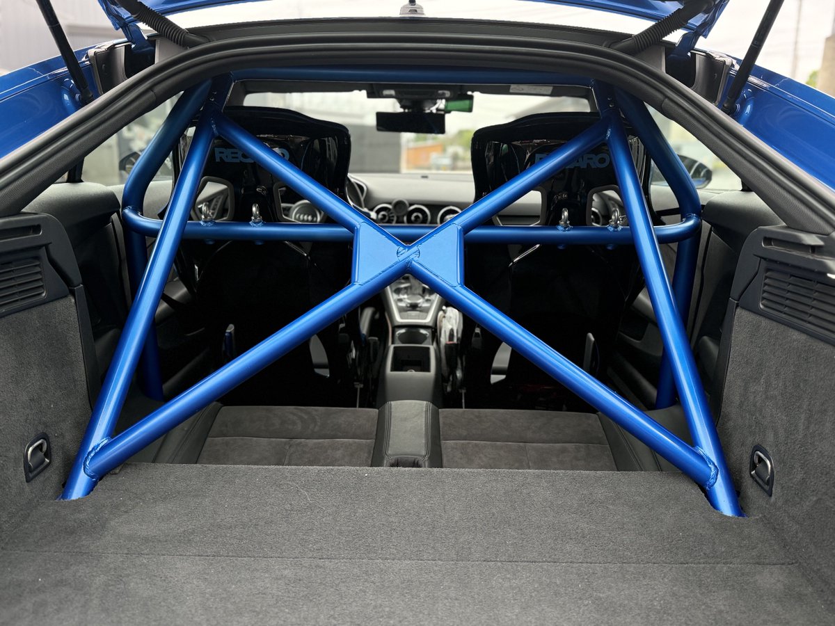 Jfactory4's tweet photo. AGI RollCages装着！AUDI 8S TTRSがさらに魅力的な1台に
こんにちは、ジェイファクトリーの横塚です。今回は、ジェイファクトリーのデモカーであるAUDI 8S TTRSにAGI RollCagesを装着しましたのでご紹介します。今回装着したロールケージは、車両の雰囲気を損なわないようボディ同色にペイント。さらにRECARO RMSとの相性も抜群で、レーシーな雰囲気と上質な仕上がりを両立しています。ロールケージ装着後は内装もすべて復元しているため、パッと見は純正然とした印象ですが、車内に乗り込むとその存在感は圧倒的。機能性はもちろん、見た目のインパクトも大幅に向上しました。「ロールケージを組みたいけど、内装の雰囲気はできるだけ残したい」というオーナー様にもおすすめの仕様です。AUDI 8S TTシリーズであれば、TT・TTS・TTRSを問わず施工可能です。サーキット走行を楽しみたい方はもちろん、車両の剛性アップやドレスアップをお考えの方も、ぜひお気軽にご相談ください。皆様からのお問い合わせをお待ちしております。お問い合わせ
ジェイファクトリー〒379-2311 群馬県みどり市笠懸町阿左美972-1TEL：0277-77-0588
MAIL：info@jfac.co.jp
WEB：ジェイファクトリー公式サイト
https://t.co/8ie7vHD5jC
＃アウディ　＃TT　＃AGI　＃RollCages　＃チューニング　＃ジェイファクトリー