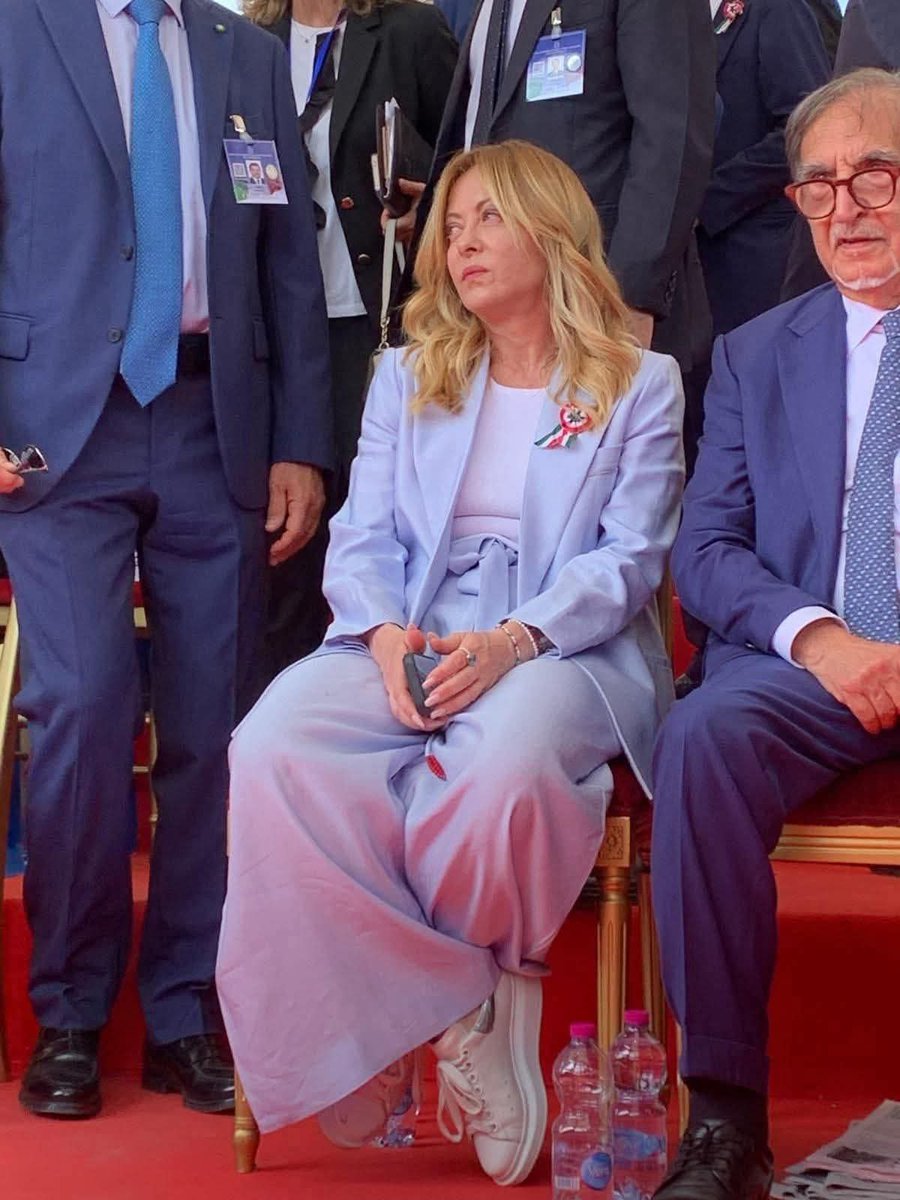 29df2e182e9142c's tweet photo. @elio_vito La Meloni costretta ad andarci ma dalla faccia e da come era seduta si capiva benissimo che ne avrebbe fatto volentieri a meno. https://t.co/T1fHFUrB9Z