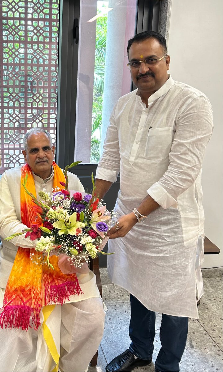 Chitranjan_234's tweet photo. भाजपा के राष्ट्रीय संगठक (वरिष्ठ कार्यकर्ता संपर्क) के महत्वपूर्ण दायित्व हेतु श्री @NagendraNathBJP भाई साहब से भेंट कर उन्हें हार्दिक शुभकामनाएं एवं बधाई दी।

उत्तर प्रदेश में संगठन महामंत्री के रूप में उन्होंने वर्षों तक एक-एक कार्यकर्ता को जोड़कर भाजपा को मजबूत आधार प्रदान किया। बिहार और झारखंड में भी उनके नेतृत्व में संगठन निरंतर मजबूत हुआ।

श्री नागेंद्र भाई साहब उन विरले व्यक्तित्वों में हैं जिन्होंने बिना किसी व्यक्तिगत लाभ के हमेशा कार्यकर्ताओं को गढ़ने और उन्हें वैचारिक रूप से मजबूत बनाने का काम किया है। उनके अनुभव, संगठन कौशल और कार्यकर्ताओं से संवाद करने की क्षमता का लाभ अब राष्ट्रीय स्तर पर भाजपा परिवार को मिलेगा।

नई जिम्मेदारी के लिए ढेरों शुभकामनाएं।

#BJP #NarendraModi #AmitShah #NitinNabin #NagendraNathTripathi #BJPBIHAR #SamratChoudhary #SanjaySaraogi