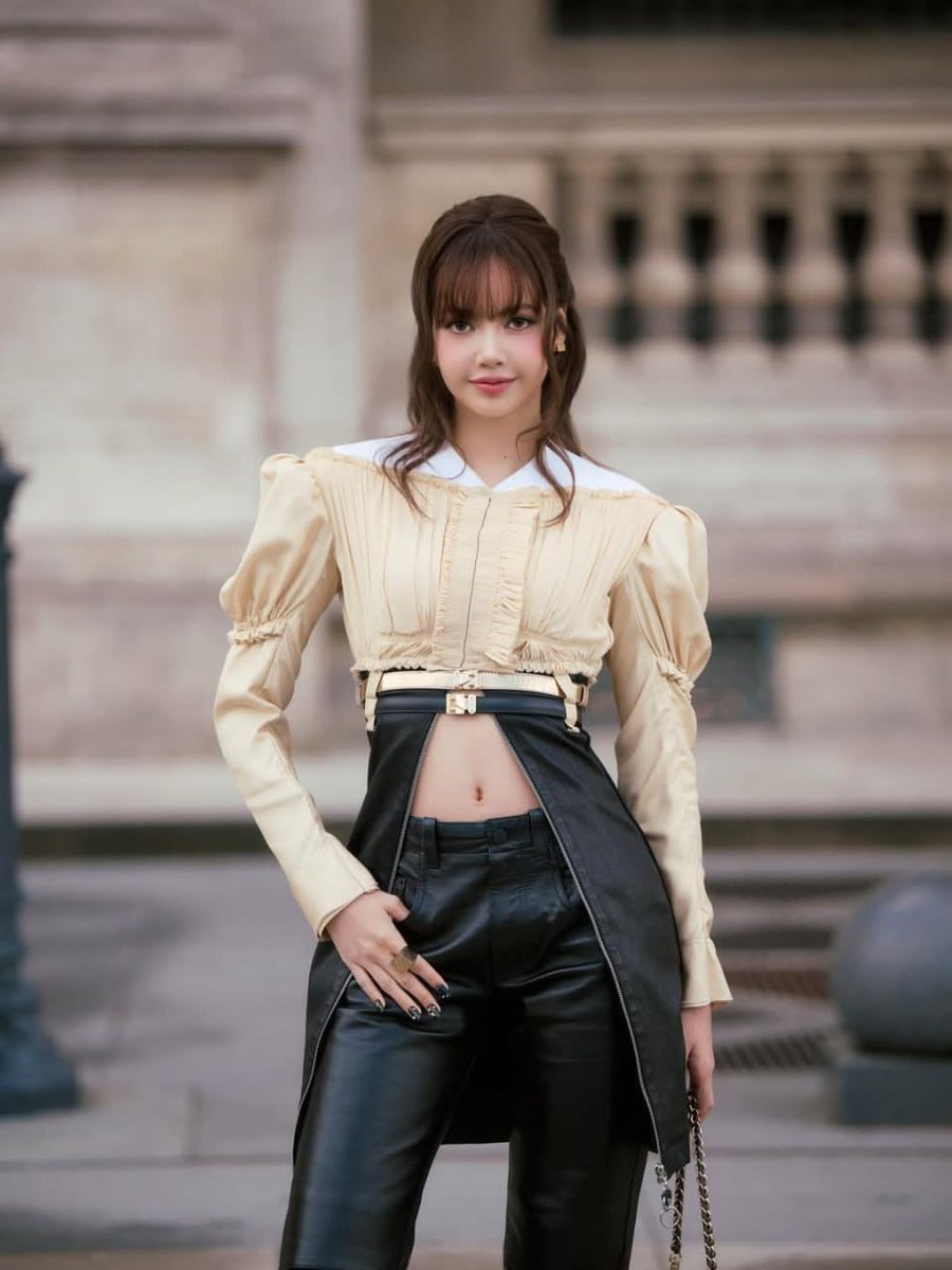 vierranialampun's tweet photo. ลิซ่ากับLV ออกงานทีไม่เคยเป็นป้าแก่ตามแบรนด์ https://t.co/Zh6VQmYaXM