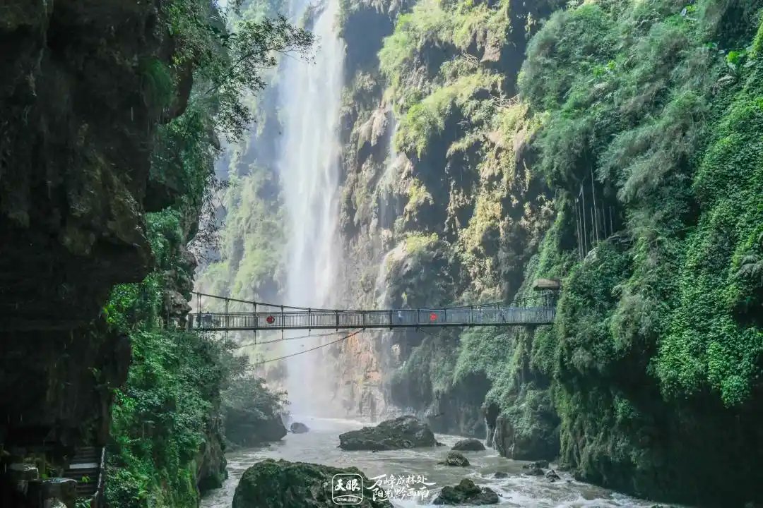 Licourteous's tweet photo. 夏季丰水期来临，马岭河峡谷迎来年度最佳观瀑期。群瀑飞泻，水雾漫谷，彩虹频现。这条“地球最美的伤疤”，此刻正是最震撼的模样。 https://t.co/scvpOBfMlO