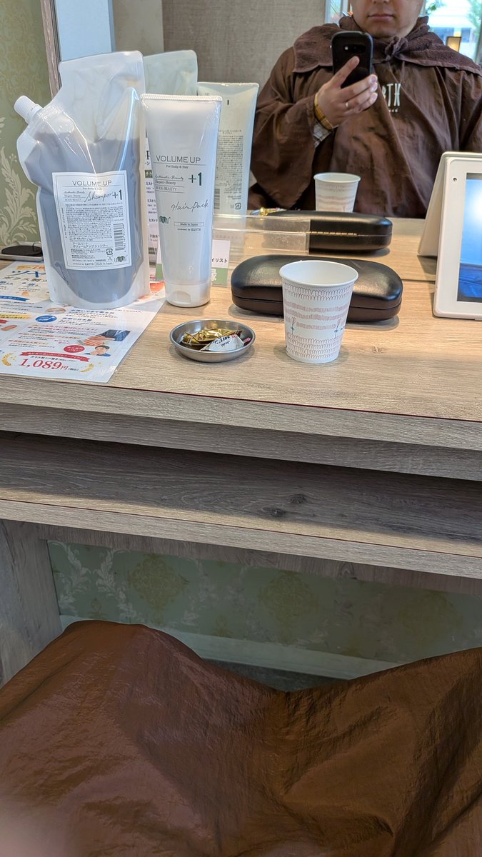 drys3232's tweet photo. 2026/06/03休み三日目、ヘアメイクEARTH鶴岡店でカットカラーして、シャンプーボリュームアップ買いました。終了後に爪のケアに行きました。75000㌔の時点写真取り忘れた。3年と3カ月くらいで走りすぎました https://t.co/xeJGsbJ3G4