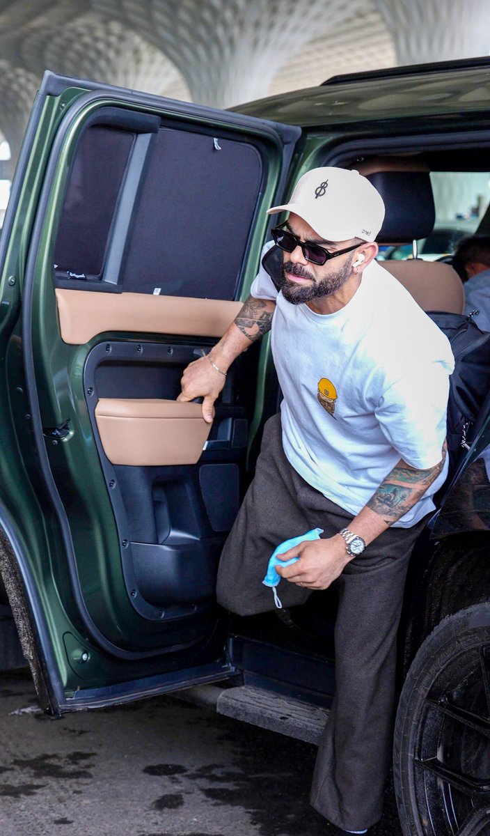 Basimbhatti2's tweet photo. Virat Kohli Snapped At Mumbai Airport.📸🤍
.
.
.
(1/4) https://t.co/klr85myVSl