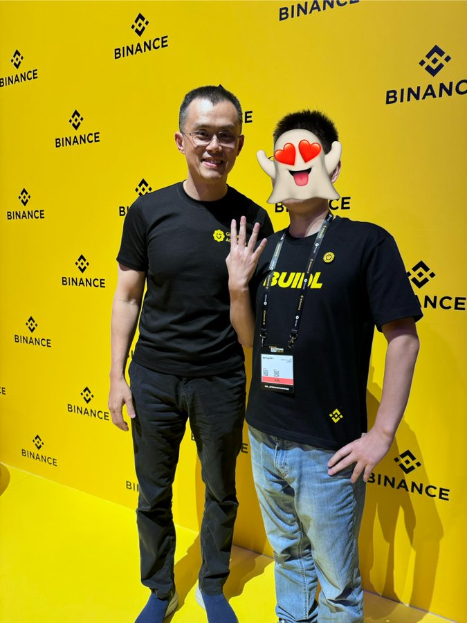 BitHappy's tweet photo. 两年前，我听从了纳瓦尔在《纳瓦尔宝典》里那句经典建议：

自媒体是最好的杠杆之一！

而把一份内容做到多平台高频曝光，则是杠杆中的杠杆，成本几乎为零，只需要把内容同步过去就行。

如果要我在推特以外再推荐一个加密自媒体平台。

我会毫不犹豫地推荐：币安广场。

为什么？因为它真的给我带来了人生级别的复利。

2024 年，我在币安广场更新不到半年，就被官方选为年度创作者。

那一刻我拿到了币安广场 @yingbinance 的官方认可，还获得了包机酒 + 迪拜币安区块链周的线下参会资格！

在那次活动里，我终于见到了一姐 @heyibinance 和 CZ @cz_binance ，并握手合照。

同期起步的很多创作者大概都很羡慕我。

而我在现实中跟少数几个朋友说起这件事时，他们的反应只有两个字：震撼。

他们第一次意识到：原来靠创作相关加密内容，就能走到和他们完全不一样的人生轨道，还拿到了实打实的线下顶级资源。

直白点说：没有币安广场，就没有今天的 BitHappy。

可我自己其实也犯过很多创作者都犯过的毛病：没坚持同步更新。

最近一次更新是 2026 年 6 月 1 日，上一次还是 1 月 31 日……

我承认，最大原因就是懒，😂

不过我一直潜伏在币安广场创作者群里，密切关注着最新进展，比如：

1/ API 自动发文功能；

2/ Markdown 发文支持。

虽然 BitHappy 没做到「高频同步」，但我的另外一个账号一直在用币安 API 自动推送资费套利内容，数据和互动都还不错，算是曲线救国吧～

写在最后：

纳瓦尔说杠杆要找「可复制、可规模化」的。

币安广场就是目前加密圈里，我见过最接近这个标准的平台：有流量、有奖励、有工具、还有顶级线下资源。

所以我把这句话送给还没在广场更新的大家：

别只在推特卷内容了，也来币安广场吧！

把同一份内容多放一个地方。

说不定下一个「年度创作者」和迪拜的包机酒，就是你！

而且，未来加密也不仅仅是加密，也是美股或者一些更新的东西，这也是创作者的新契机！

如果说纳瓦尔宝典改变了我的人生，那币安广场无疑是其中最强大的助力之一！