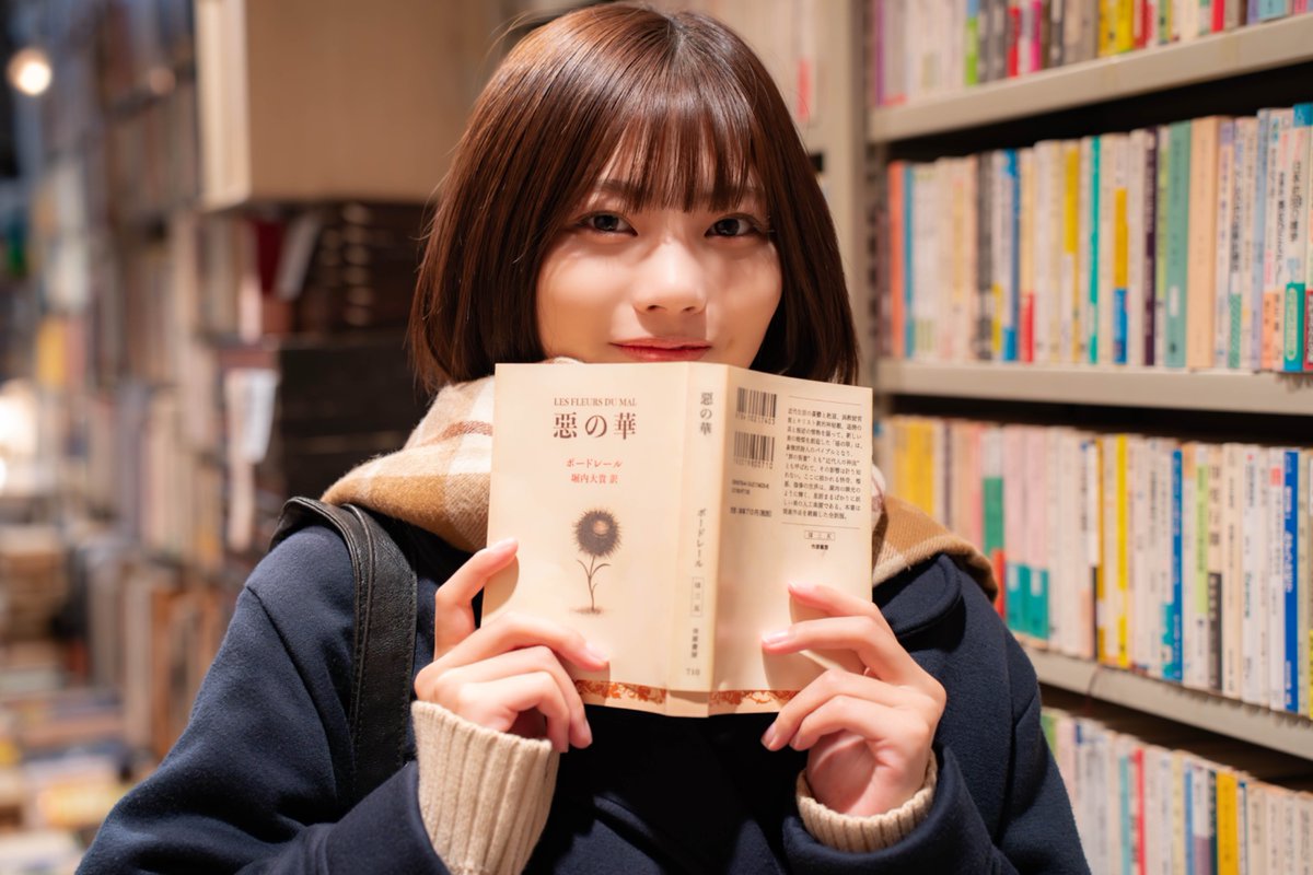 tx_akunohana's tweet photo. #ドラマ惡の華🪻
本日放送の第9話のオフショットをお届け📸ˊ˗

常磐(#中西アルノ)の手には『惡の華』が👁

深夜24時からの放送をお楽しみに🌃

ディズニープラス║https://t.co/fL1T6bXWyU
TVer║https://t.co/kTbcuodXTu
⚠️第8話の無料見逃し配信は本日深夜24:29まで https://t.co/9sbNAYS6Jk