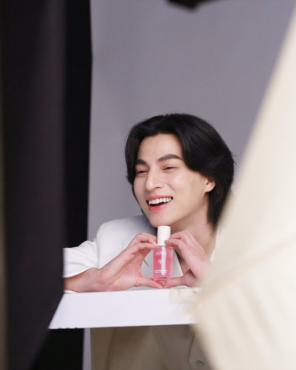 Theupclose's tweet photo. หล่อทะลุเลเซอร์! กลัฟ ปลุกเทรนด์หล่อ
ผิวกลัฟสกิน นั่งแท่นพรีเซนเตอร์ผู้ชาย sewa คนแรก ผิวเป๊ะ

📌https://t.co/bv70EGB7Ds

#sewathailand #SewaXGulf #กลัฟคณาวุฒิ #Gulfkanawut #SewaTheNewPresenter #SewaCapsuleOilSerum https://t.co/VJZPab6Pc4