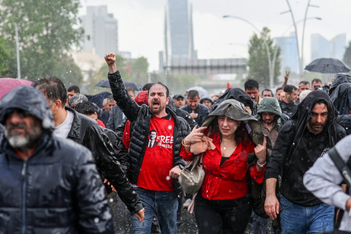 AEKjpeg's tweet photo. Yağmur altında CHP Genel Merkezi'nden TBMM'ye yürüyen Özgür Özel.

O gün ki hengameden sonra paylaşamadım ancak bugün, tarihe not düşsün diye arşivden çıkarıyorum.

24 Mayıs 2026. https://t.co/wqZu2afFn8