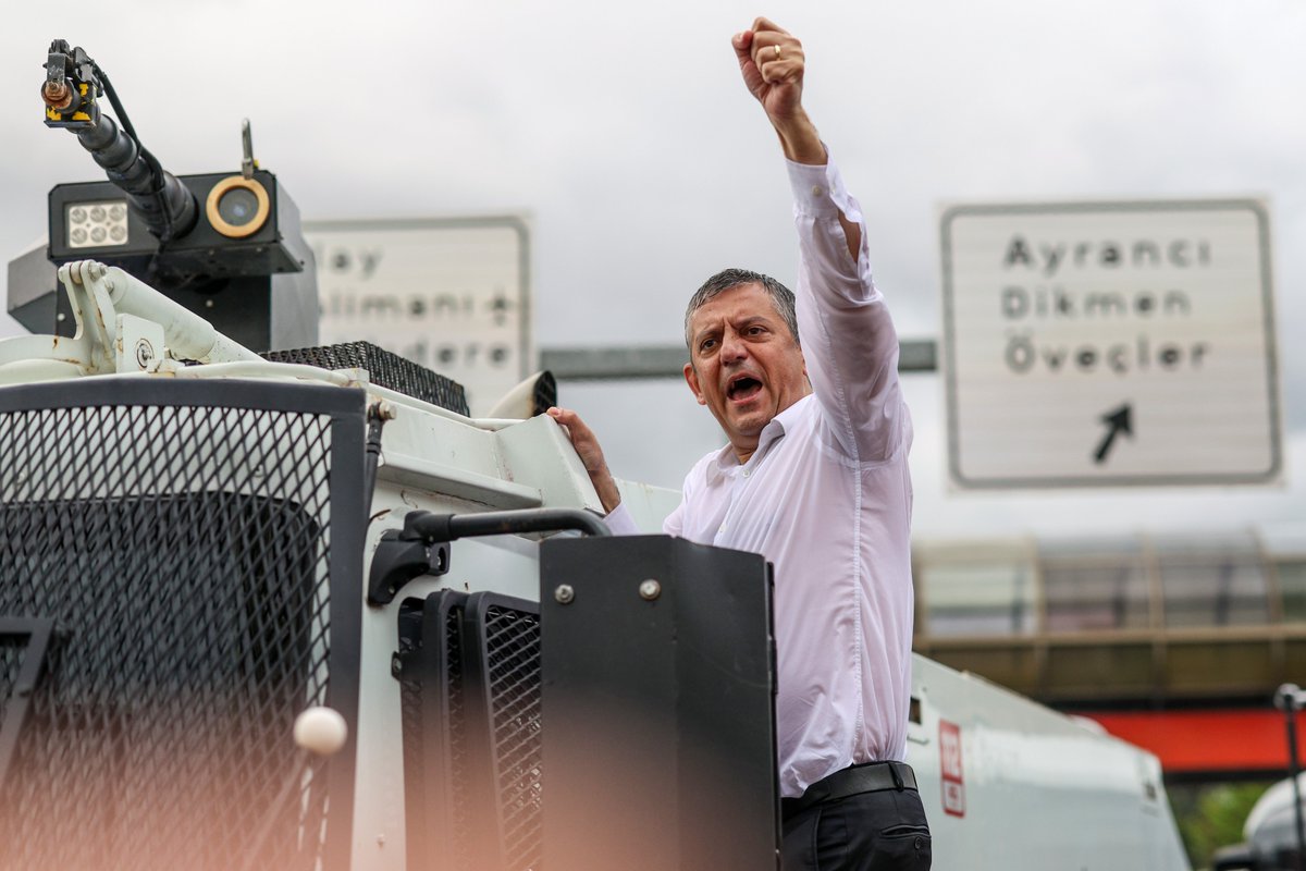 AEKjpeg's tweet photo. Yağmur altında CHP Genel Merkezi'nden TBMM'ye yürüyen Özgür Özel.

O gün ki hengameden sonra paylaşamadım ancak bugün, tarihe not düşsün diye arşivden çıkarıyorum.

24 Mayıs 2026. https://t.co/wqZu2afFn8