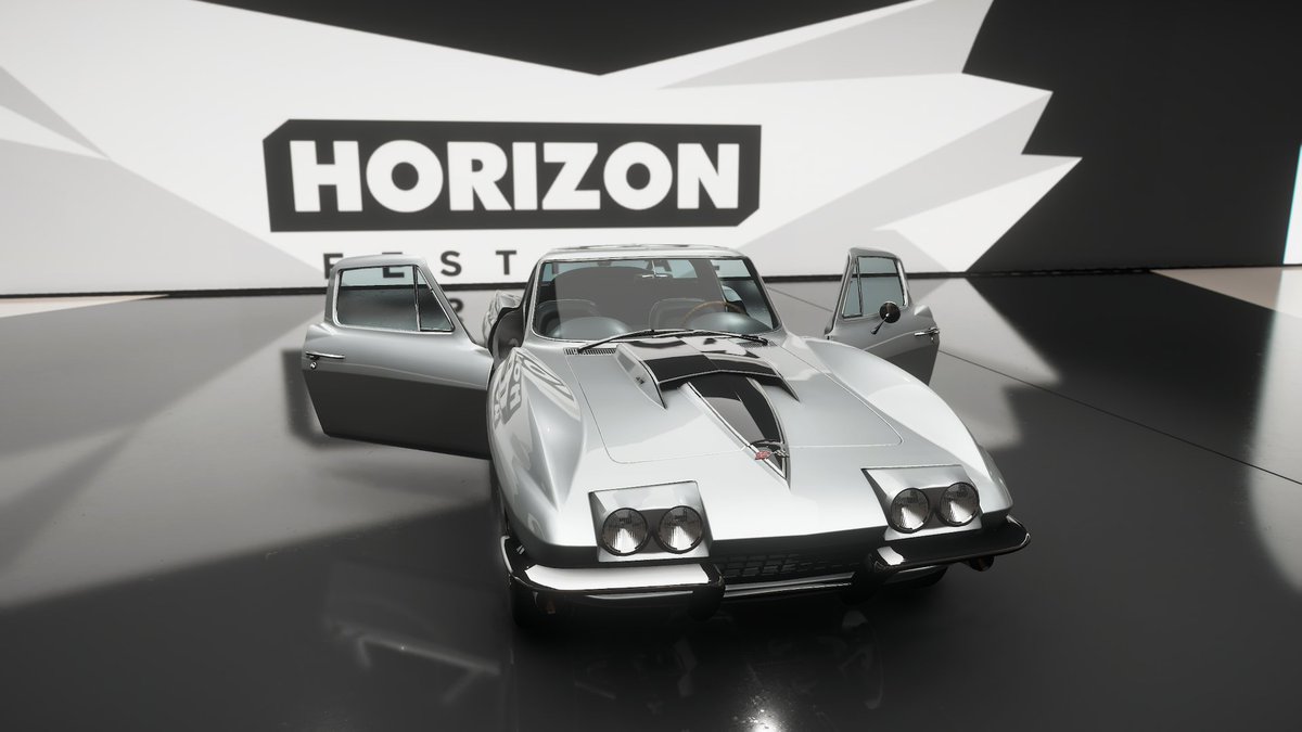 specular_pink's tweet photo. まず、65,000 Cr で、2020年の Corvette Stingray Coupé を購入。マシンマスタリーを最大まで進めると、50ポイント使って、1967年の Corvette Stingray 427 が手に入る。……ということを YouTube で見て知って、早速入手。
#ForzaHorizon6 https://t.co/HVtJSWPbbm