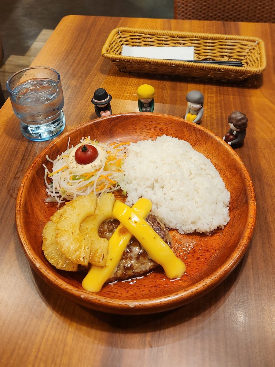 SHIOKING__scm's tweet photo. 今日のご飯はびくドン🤤 
with食べたそうに見つめているおじさん4人
#クリープハイプ https://t.co/nw2FzzUYD1