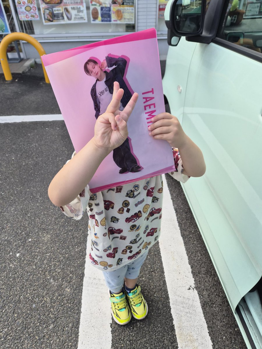 JustForABread's tweet photo. 私の子ども（4歳）はテミンが大好きなんです。😂
仕事用のファイルを見つけて、ずっと持ち歩いています。😅
今日、スタッフに見せて「これがテミンだよ」って言っていました。🤣
いつも「Heaven」と「Permission」を歌っています。✌️

Ya'll my kid really loves Taemin &amp; carries this file around! https://t.co/cowlhzCdUW