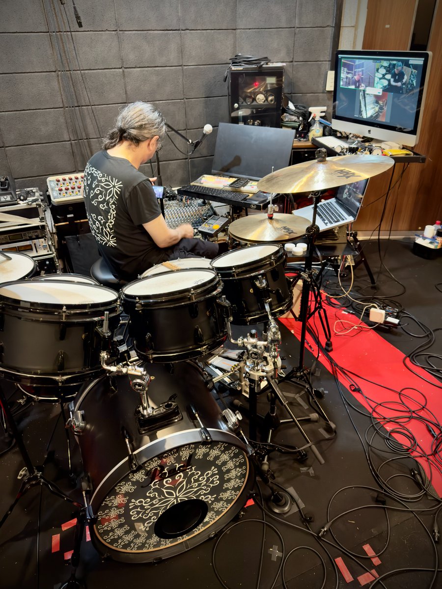 SakurazawaStaff's tweet photo. #オンラインでマンツーマンドラムレッスン🥁💻終了

【 次回 】
🈳07/08(水) &amp; 22(水) 19:00~のみ🔥

✅https://t.co/CvKrHp0aMN
🧑‍🏫櫻澤泰徳 (#ZIGZO,#Rayflower,#THEMADCAPLAUGHS,#gibkiygibkiygibkiy,#梵鉾!他)

#pearldrums
#DrumLesson
#ドラムレッスン
#studioMIDNIGHT
#Sakura
#櫻澤泰徳 https://t.co/a90YM5RykI