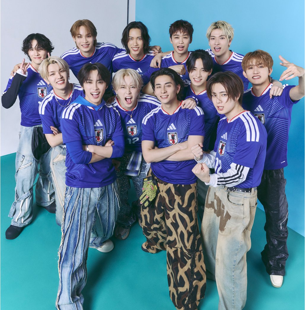 nikkei_ent's tweet photo. #JI_BLUE 表紙の7月号特装版は
明日6月4日発売!!

#JO1 と #INI のサッカー好きメンバーによるスペシャルユニット #JI_BLUE のアザーカットを公開。とてもにぎやかだった取材現場の雰囲気を本誌で味わってくださいませ。

#最高の景色を
#世界一の追い風になろう

🔽お求めは
https://t.co/7qiWC7zZHl https://t.co/itd6uOvYSm