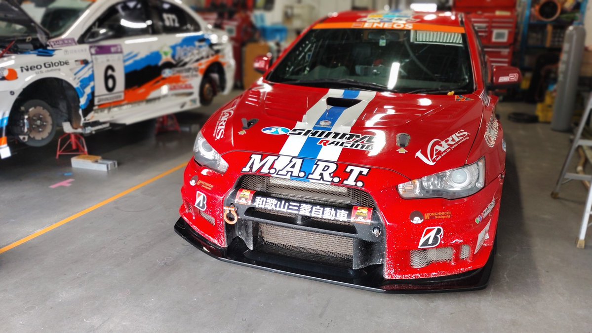 mitruihisawo's tweet photo. スーパー耐久レース2026
富士24時間レース
シンリョウレーシングのランエボ(7号車)

なんと！
九州ランエボミーティングのステッカーを貼っての参戦です！

皆の応援メッセージの寄せ書きもピットに掲げられてます☺️

いよいよ今週末！
皆で応援しましょう😎 https://t.co/To70msfPM5