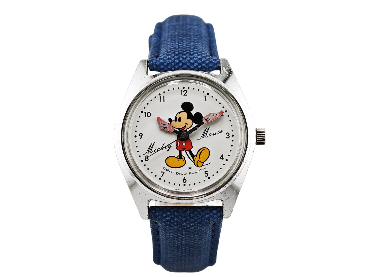 WatchTender's tweet photo. セイコー ミッキーマウス 手巻き / SEIKO Mickey Mouse Watch 70's

https://t.co/z2fa4huJgy　←詳細はこちら

─ 時を刻む、永遠のポップアイコン ─
かつて日本の職人技が、
世界で最も愛されるキャラクターに命を吹き込みました。

1970年代にセイコーが手掛けた、
ヴィンテージ・ミッキーマウス・ウォッチ。

クォーツ時計にはない、機械式時計が持つ温もりがあります。

─ ミッキーの腕が紡ぐ、ノスタルジックな時間 ─
白く美しい文字盤の上で、
ミッキーマウスが両腕を広げて時間を教えてくれます。

「© WALT DISNEY PRODUCTIONS」のオールドロゴや、
流れるようなスクリプト体の「Mickey Mouse」の文字。

すべてが現代の既製品では決して味わえない、
アンティークならではの特別な風合いを醸し出しています。
#腕時計