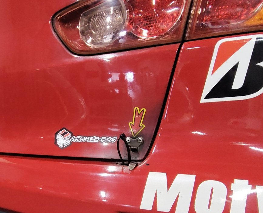 mitruihisawo's tweet photo. スーパー耐久レース2026
富士24時間レース
シンリョウレーシングのランエボ(7号車)

なんと！
九州ランエボミーティングのステッカーを貼っての参戦です！

皆の応援メッセージの寄せ書きもピットに掲げられてます☺️

いよいよ今週末！
皆で応援しましょう😎 https://t.co/To70msfPM5