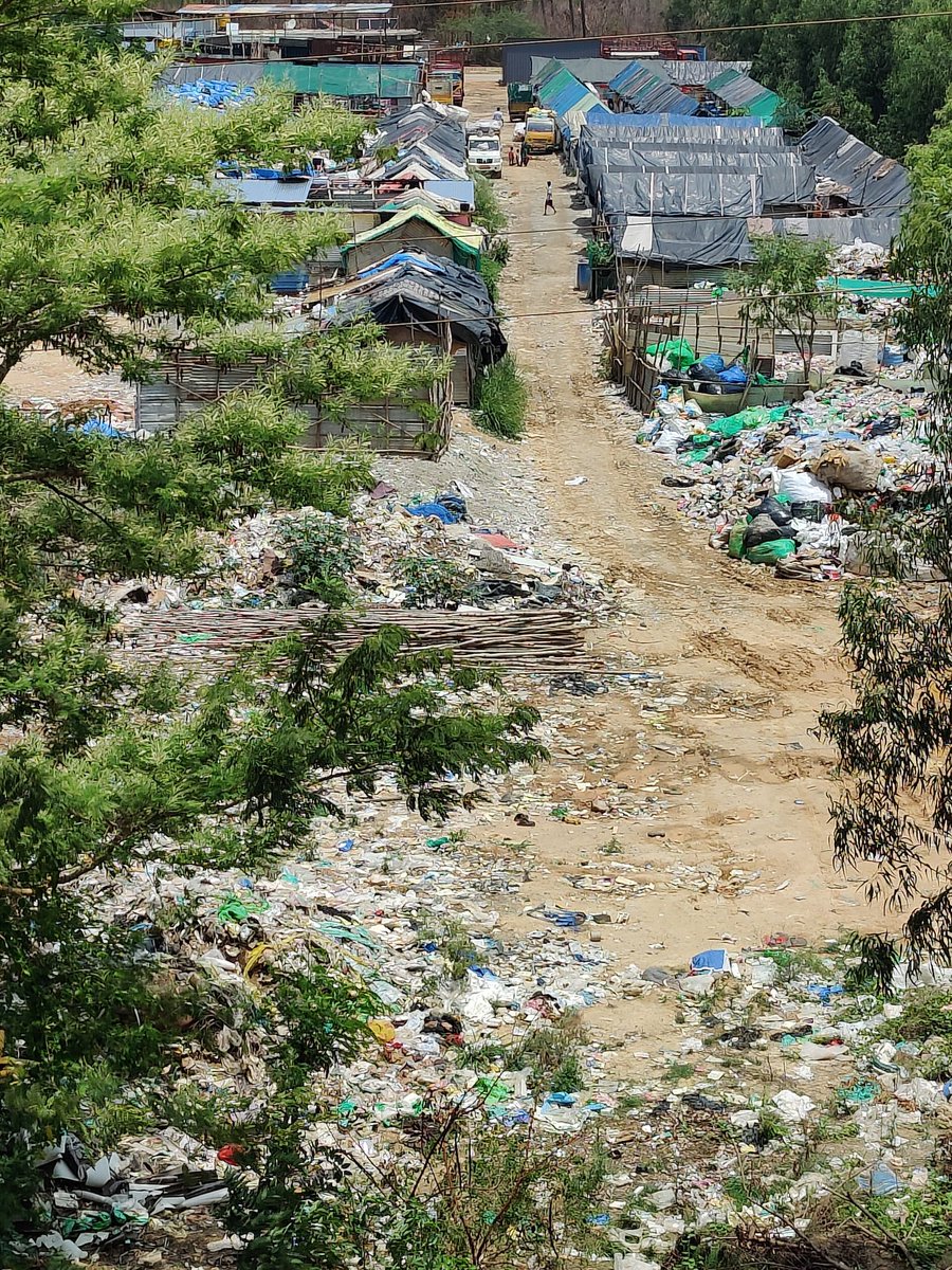 Vaiahali7's tweet photo. @DKShivakumar 
Sir need your help. See wht BBMP is on in balagere area. Open plots are  used for BBMP workers to create muck and cause health playing with the heath of residents. Raised so many BBMP tickets nothing 
@BalagereConnect @BBMPSWMSplComm @bbmpcommr  @sobhadreamacres https://t.co/u8wVOrPtwY