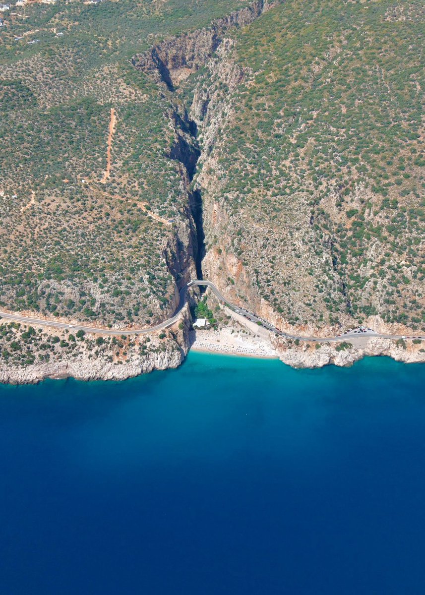 Antalya’daki Kaputaş Plajı, turkuaz rengi denizi ve doğal güzelliğiyle ...
