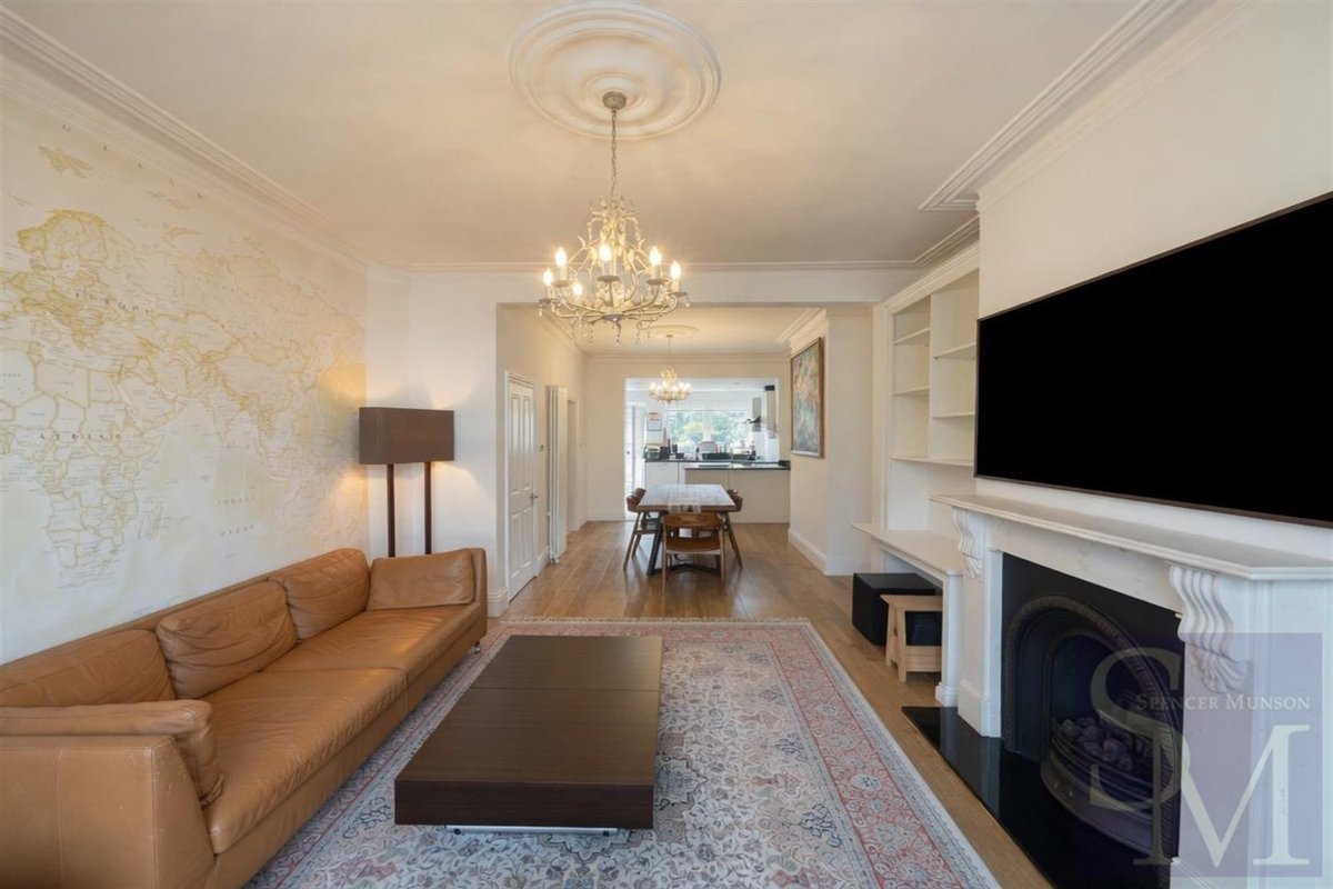 munsonsr's tweet photo. #property #rent #SouthWoodford LETTING - AVAILABLE LATE JUNE - George Lane, South Woodford - £3,100pcm ** FOUR BEDROOM TERRACED HOUSE ** THREE DOUBLE BEDROOMS ** CLOAK ROOM ** EPC RATING C COUNCIL TAX BAND E ** UNFURNISHED ** DEPOSIT: £3,576 https://t.co/Z4UNNgTTuo https://t.co/PSHAusxbi1