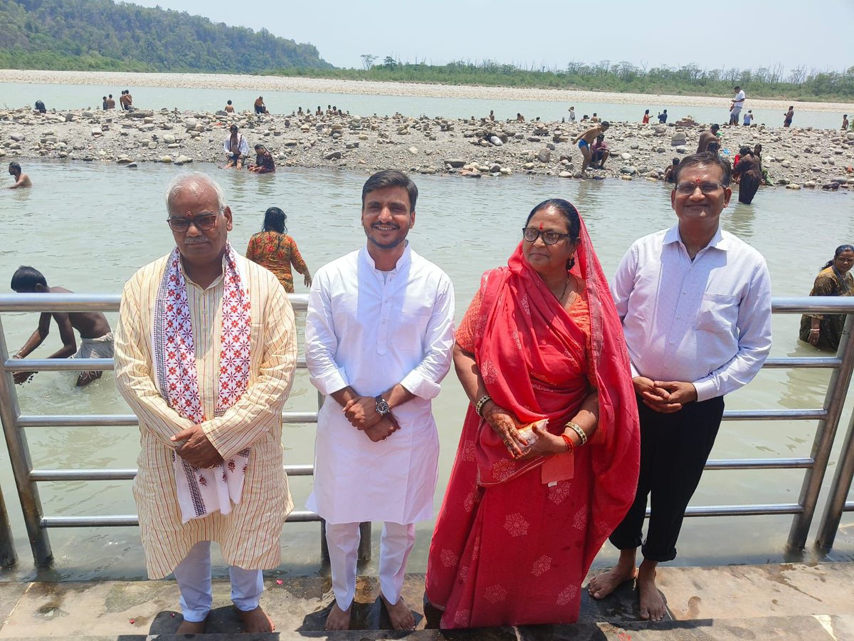 JATbansI01's tweet photo. उत्तराखंड प्रवास के दौरान ऋषिकेश स्थित पावन त्रिवेणी घाट पर राजस्थान सरकार के यशस्वी शिक्षा एवं पंचायती राज मंत्री @madandilawar जी के साथ माँ गंगा की आरती एवं दर्शन-पूजन का सौभाग्य प्राप्त हुआ।माँ गंगा से प्रदेश की सुख, समृद्धि एवं जनकल्याण की कामना की। यह आध्यात्मिक एवं प्रेरणादायी क्षण सदैव स्मरणीय रहेगा ।
@Rahul_legha_sog
#आपका_अपना_राहुल_लेघा 
#rahul_legha_suratgarh