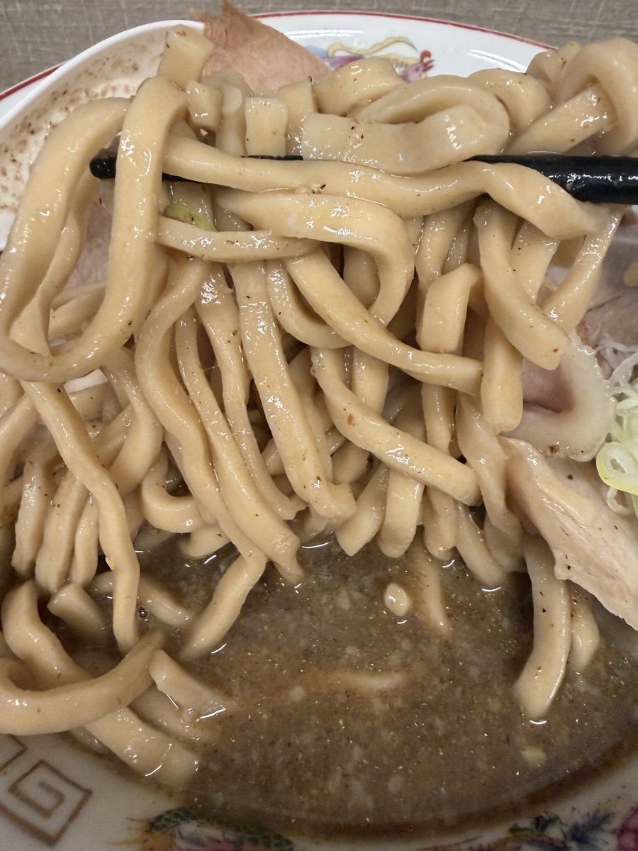 _SUE2good's tweet photo. ~煮干しラーメン + 魚粉 ~

バキバキ固ゆで太麺
ザラザラ系煮干スープ
最高でした😋

 #フジタマ2 https://t.co/FjJP0Arjbg