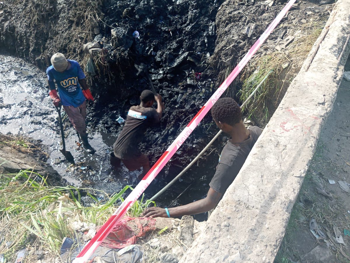 AjendaKenya's tweet photo. The Chaani drainage system which had long been used as a dumping site is finally receiving the attention it deserves. The county government's Dept of Environment has developed cleaners to clear the area. #ajendakenya #chaaniecd #chaanidrainage @msa_county https://t.co/DAJqffUzAL