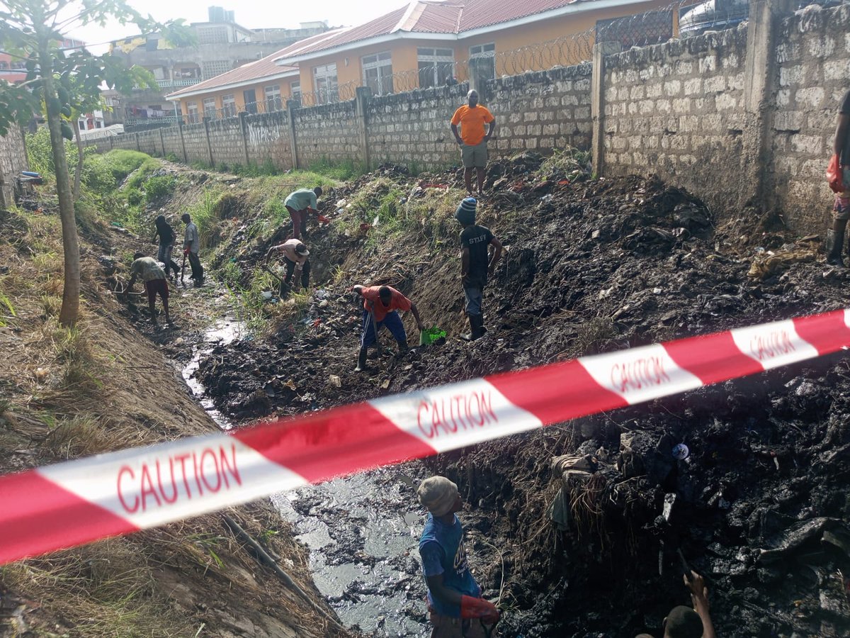 AjendaKenya's tweet photo. The Chaani drainage system which had long been used as a dumping site is finally receiving the attention it deserves. The county government's Dept of Environment has developed cleaners to clear the area. #ajendakenya #chaaniecd #chaanidrainage @msa_county https://t.co/DAJqffUzAL