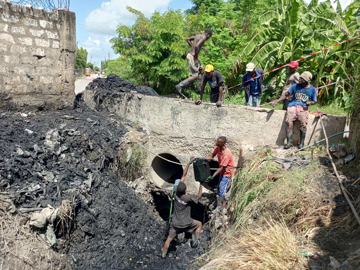 AjendaKenya's tweet photo. The Chaani drainage system which had long been used as a dumping site is finally receiving the attention it deserves. The county government's Dept of Environment has developed cleaners to clear the area. #ajendakenya #chaaniecd #chaanidrainage @msa_county https://t.co/DAJqffUzAL