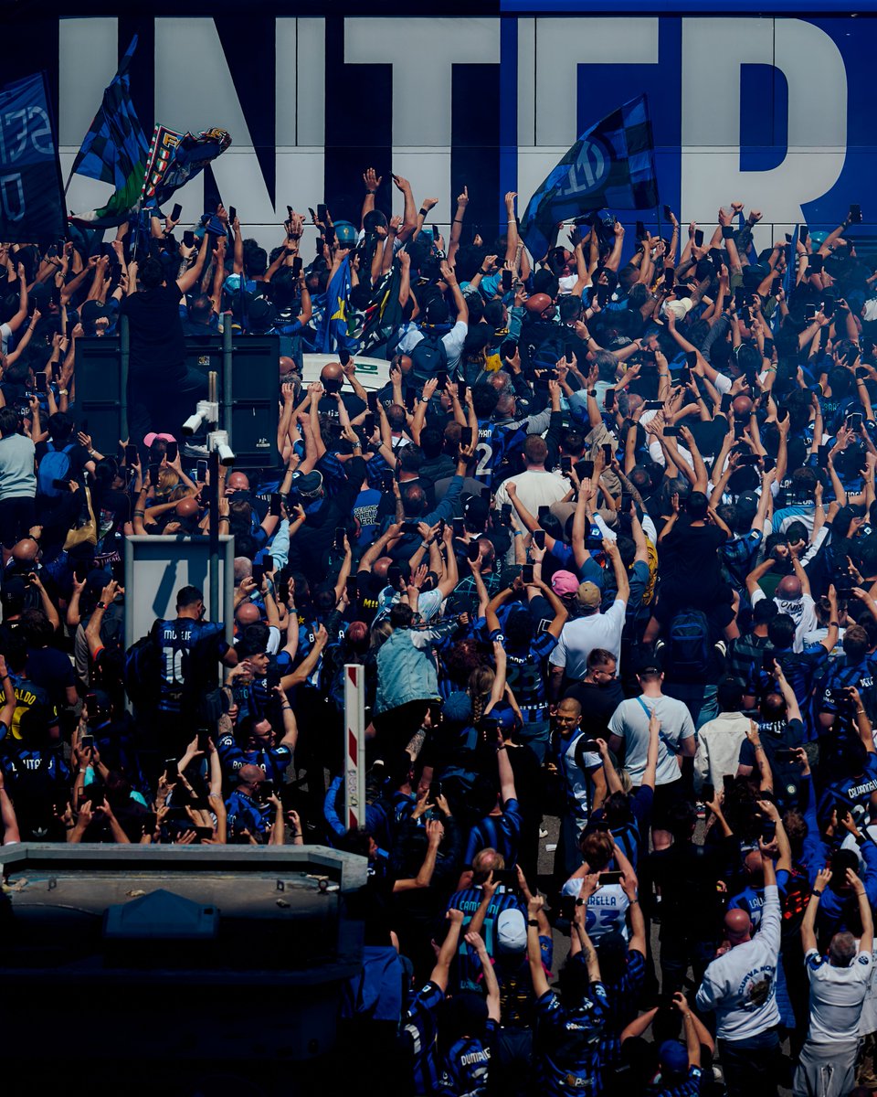 Inter_en's tweet photo. Us. 🖤💙 https://t.co/yooWu64GsC