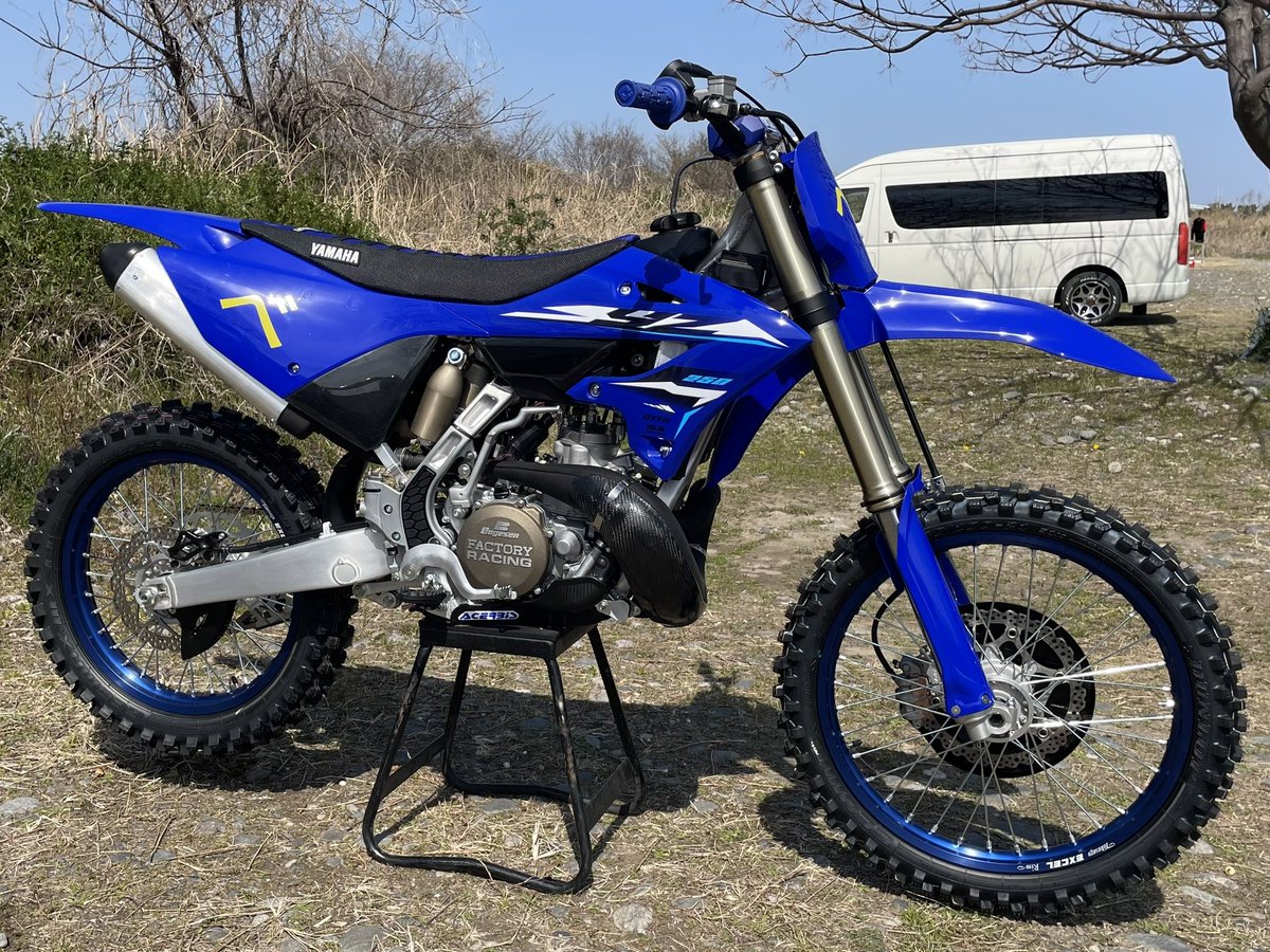 betchinMX's tweet photo. 国産2スト250モトクロッサーの新車なんてそうそういねえべ、なんてイキってたら、緑のメーカーが、セル付き、インジェクション、電子制御排気デバイス、バランサー付き、スマホ連携ECUの327？とか出すとか言って、それでオレ、(慟哭) https://t.co/zCkY9lE9It