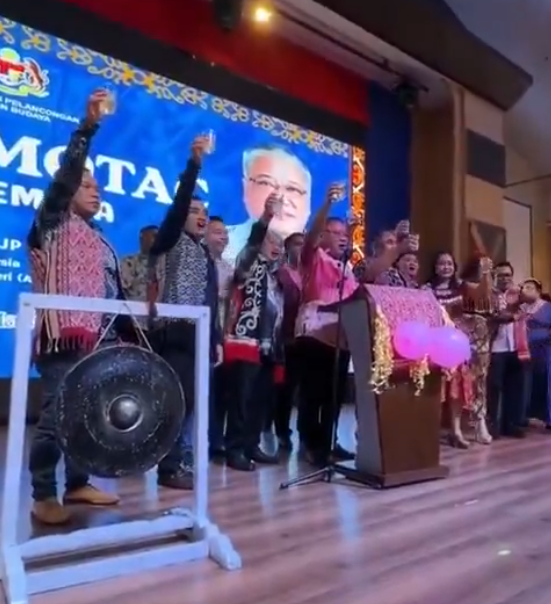 3ricO2l7's tweet photo. Coat of arms of Malaysia, Event organized by MOTAC of Malaysia, and Ohhhhh Haaaaa!!!
#Amanah, #PKR, #Bersatu, #PAS are you gonna cry non stop again? 
🤣🤣🤣🤣🤣 https://t.co/5hR7JilvdY