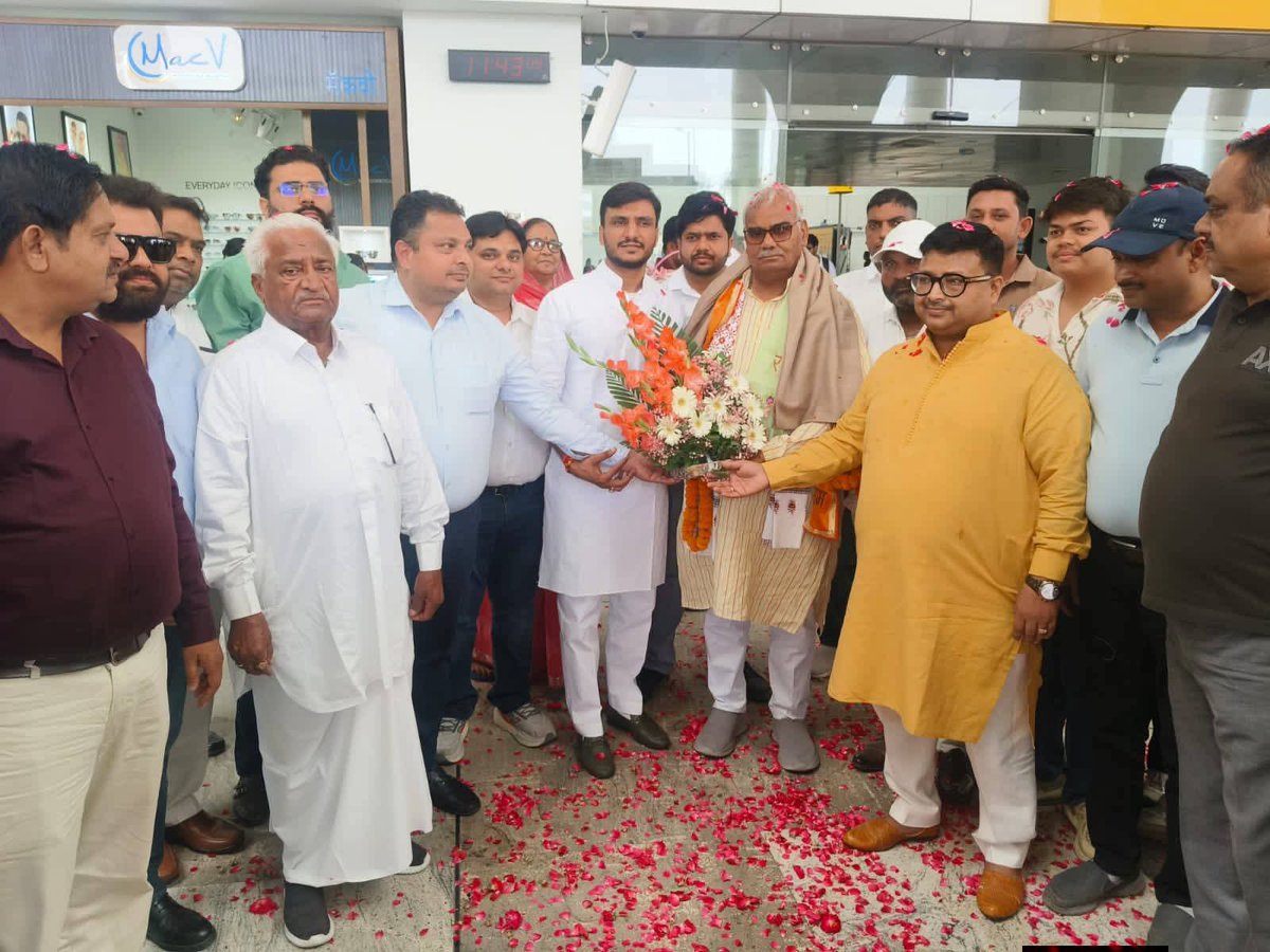 JATbansI01's tweet photo. राजस्थान सरकार के यशस्वी शिक्षा व पंचायती राज मंत्री आदरणीय @madandilawar जी के उत्तराखंड की पावन धरती पर आगमन पर एयरपोर्ट पहुंचकर उनका आत्मीय स्वागत एवं अभिनंदन किया।इस अवसर पर पूर्व प्रधान आदरणीय श्री चंदूराम लेघा जी भी उपस्थित रहे @Rahul_legha_sog
#आपका_अपना_राहुल_लेघा https://t.co/Tx8zQegYIQ