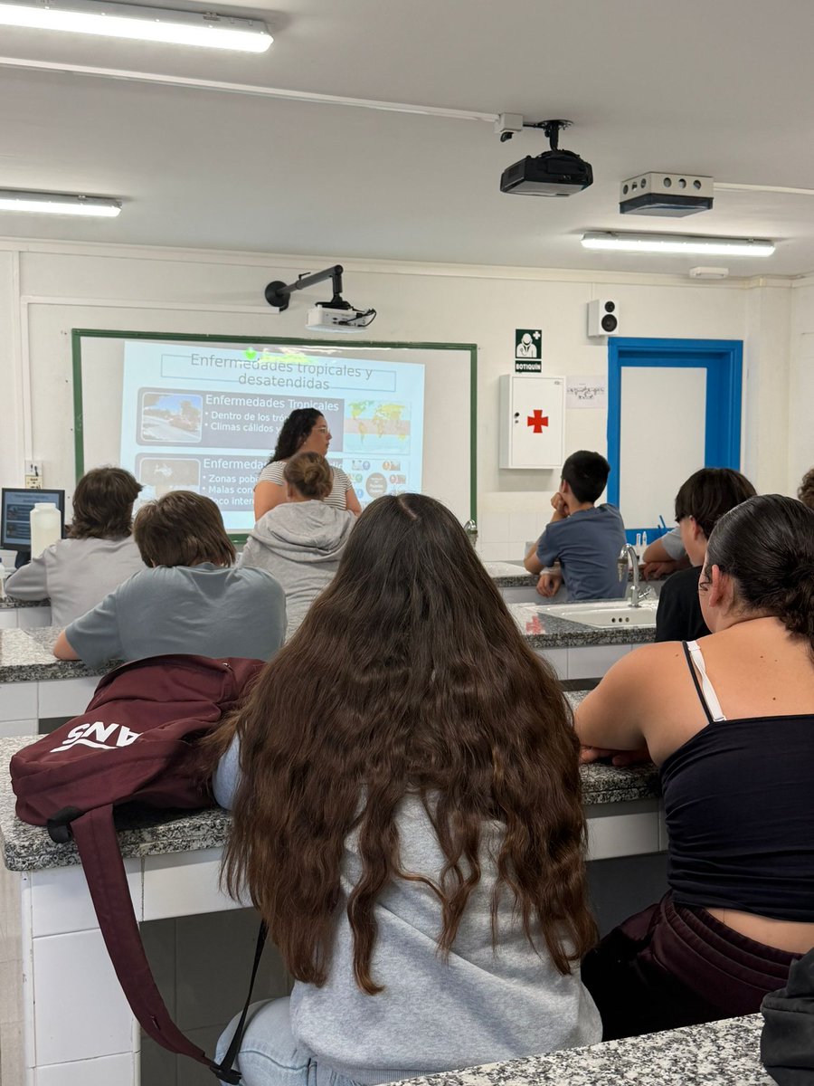 CienciaULL's tweet photo. Continuamos con el programa "Acércate a la ciencia con la  @ULL en Arona"🔬 del  @AytoArona. 

En esta ocasión nos trasladamos al IES Las Galletas📚 con el alumnado de  2º E, 2º D,  2ºF y 2ºG para impartir talleres sobre Extracción de ADN
🔬🧬 https://t.co/XfGixZlDcQ