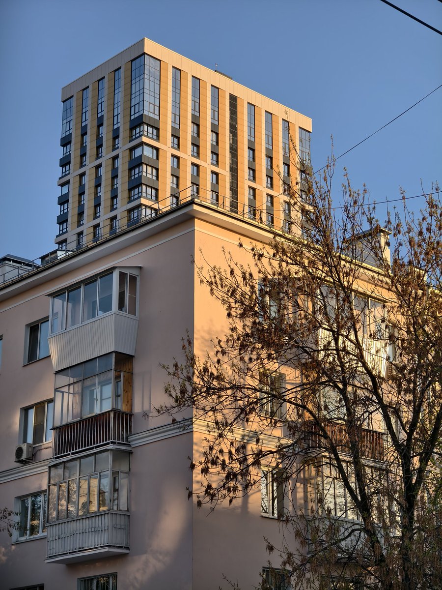 montrya's tweet photo. @pfalZgraf_ @muzikantsmorg Ну хз, вот несколько рандом фото. Уже не помню, какие из них с базовым светом, а какие - без. 1, 2 и 4 на телевик. Не вижу здесь нейрослопа https://t.co/6T51h1tX52