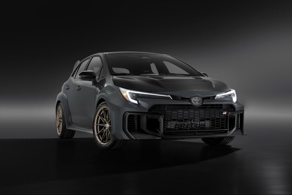 altisilindir's tweet photo. Corolla GRMN tanıtıldı.💥
Yaris GR ile aynı motoru paylaşan otomobilin dikkat çeken detayları karbon fiber dokunuşları. Sadece koyu gri olarak üretileceğini düşündüğümüzde ise aklıma ilk gelen soru;  efsane Castrol liverysi ile nasıl olurdu?

Denemeden bilemezdik. Sizce nasıl? https://t.co/00AZcWB5Qm