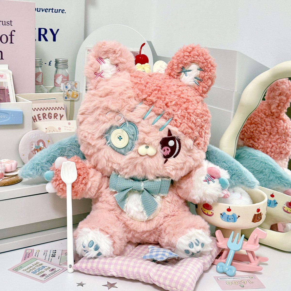 hermeow_shop's tweet photo. 📢🆕ぬいぐるみ新作販売速報🆕📢
お待たせしました！
海外新鋭デザイナーズトイメーカー「幻想工坊」社のオリジナルIP「猫丸の幻想島｜MioKoo Mirage Lab」より、ぬいぐるみ全3シリーズの通販を開始❣

心に寄り添う幻想生物たちを、ぜひお迎えください💖
各キャラは後日、順次ご紹介予定✨
どうぞお楽しみに！

ご注文は：
https://t.co/AAByVoEwpU