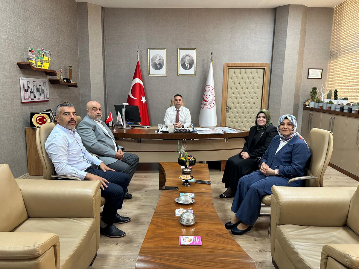AKPartiG_Antep's tweet photo. İl İnsan Hakları Başkanımız Sayın Abdülsüphan Ceylan ile İl Kadın Kolları Birim Başkanımız Sayın Emine Çavuş Bozkurt, Aile ve Sosyal Hizmetler İl Müdürümüz Sayın Umut Zeybek’i makamında ziyaret etti.

Gerçekleştirilen görüşmede; aile yapısının korunması ve güçlendirilmesine yönelik çalışmalar, sosyal hizmet alanındaki faaliyetler ve vatandaşlarımıza sunulan hizmetlerin geliştirilmesine ilişkin konular ele alınarak istişarelerde bulunuldu.

Nazik ev sahipliği için İl Müdürümüz Sayın Umut Zeybek’e teşekkür ediyor, vatandaşlarımıza yönelik hizmetlerin daha da güçlenmesi adına kurumlarımız arasındaki iş birliğinin artarak devam etmesini temenni ediyoruz.

@fmfedaioglu
@suphanceylan
@aveminecavus1
@AkInsanHkl
@Akparti