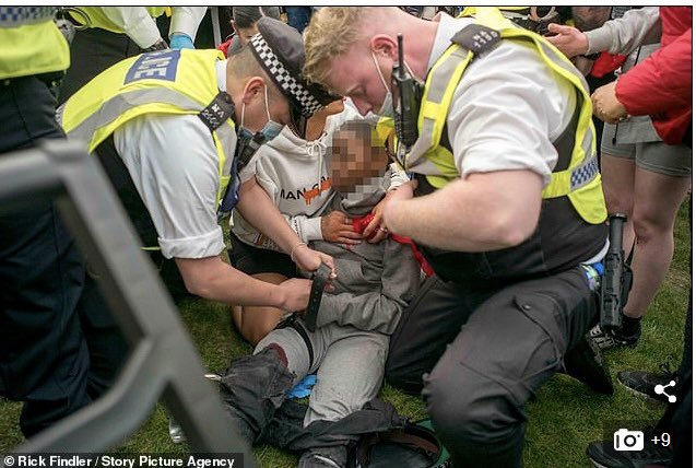 BettyBoochichi2's tweet photo. I’m listening to a caller on a programme criticising the police for not caring about stab victims, and of course I know that’s not true. 

This is what police officers are doing for stab victims almost every single day. https://t.co/jrDbCv8QEG